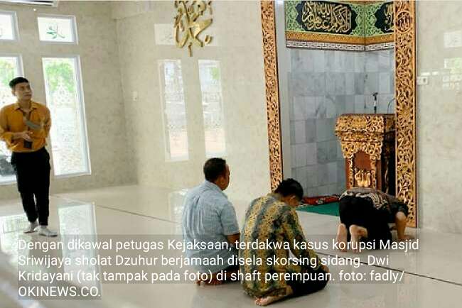 Empat Terdakwa Kasus Korupsi Masjid, Sholat Berjamaah di Masjid Pengadilan