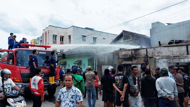 Satu Luka Bakar, Deretan Kios Simpang Bombat Ludes